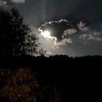 Pleine lune sur les nuages